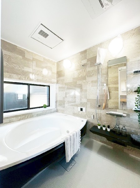 1.25坪サイズのユニットバス。お風呂が広いと疲れもしっかり癒せそう。浴室乾燥機付で梅雨時期も安心。