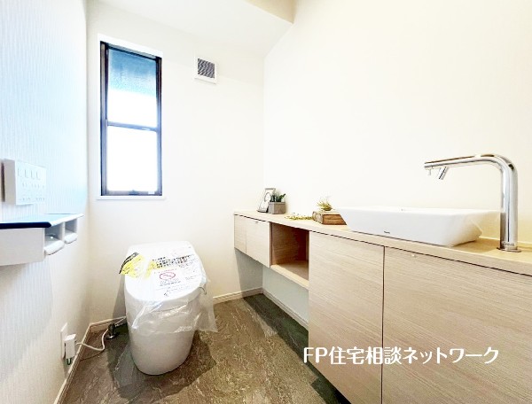 スッキリとしてデザイン性の高いタンクレストイレは、掃除がしやすく衛生的です。手洗いカウンター付き。