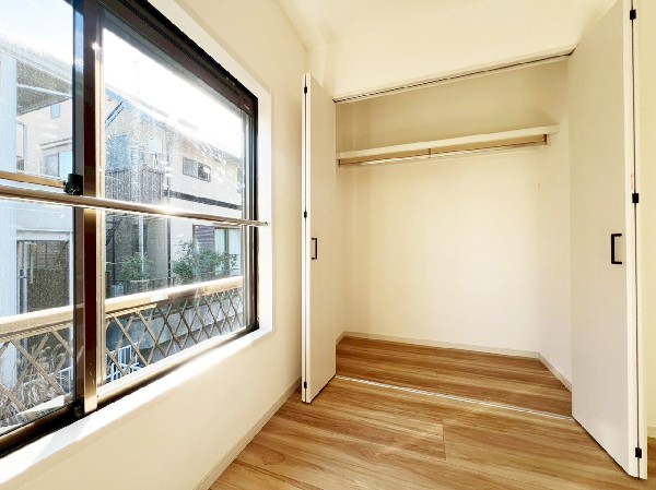 収納力が豊富な大型クローゼット。普段着やスーツはもちろんのこと、コート類などもしっかり掛けられます