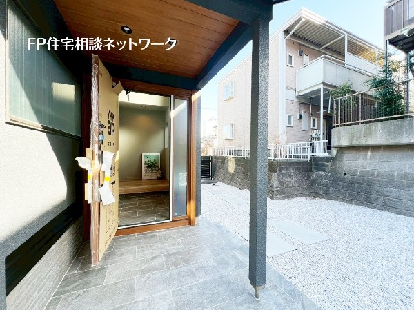 玄関ポーチ上部までしっかり軒があるので、お買い物帰りやお子様の帰宅時も焦ることなく出入りできますね。