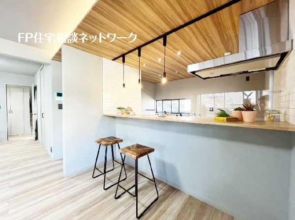 木目調の天井やレール照明がお洒落なキッチン。自宅のキッチンが居心地の良いカフェのような空間に。