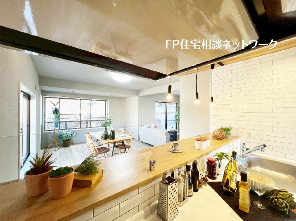 リビングのお子様を見守りながらお料理が出来る対面式カウンターキッチン。ご家族との会話がはずみます。