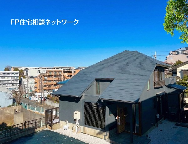 外観:高台に位置し、北側が開けているため眺望良好です。空を広く感じ、窓を開けて寛げる解放的な住まいに。