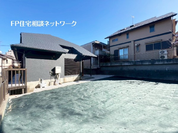 外観:西側にある広々とした庭スペース。夏場にはＢＢＱやお子様の水遊びに◎ガーデニングも楽しめそうですね。