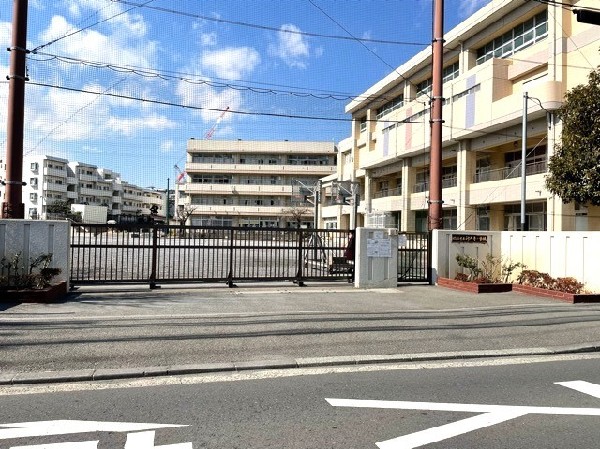 周辺環境:神大寺小学校(教育目標は「考える力、大好きなものを増やす、自分から行動する、人のために役立つ、世界への関心を持つ」)