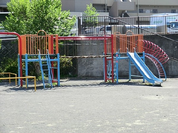 周辺環境:片倉内山第二公園(住宅街の中にあり、ほっと一息つける公園です。すべり台、ブランコ、鉄棒もあり、楽しく遊べそうですね。 )