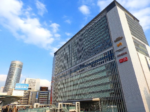 周辺環境:キュービックプラザ新横浜(JR新横浜駅直結のショッピングセンター。ファッションやグルメ、生活雑貨まで65店舗のお店が揃います。)