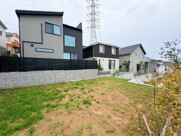 外観:閑静な住宅地で子育て環境良好です。建築条件はございませんので、お好きなメーカーで建築できます。