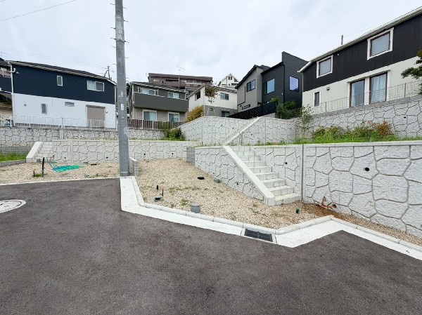 外観:前面道路は車通りの少ない道路。小さなお子様も安心です。お車の出し入れが苦手な方も駐車しやすそうです。