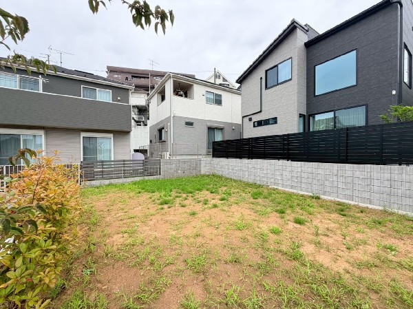 外観:桜の名所である三ツ池公園や、大型商業施設のトレッサ横浜まで徒歩圏内の立地で、休日が楽しみになります。