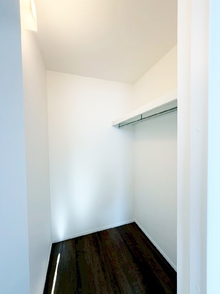 居室空間をすっきり保てるウォークインクローゼット付です。衣類だけでなく、思い出の品もたっぷり収納。