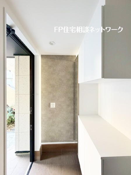 ホワイトを基調とした、スッキリとした玄関。アクセントクロスが一味違った雰囲気を感じさせてくれます。