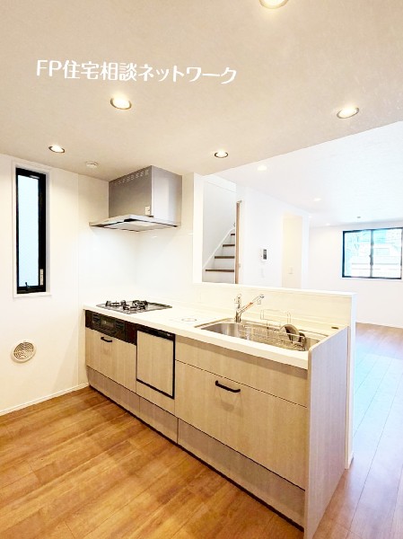 リビングのお子様を見守りながらお料理が出来る対面式カウンターキッチン。ご家族との会話がはずみます。