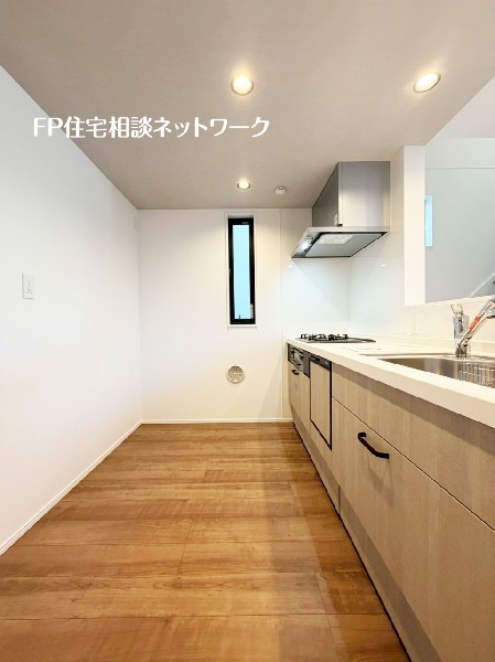 機能性とデザイン性を兼ね備えた嬉しいキッチン。食器洗乾燥機付きなので後片付け楽々。嬉しい浄水器も。