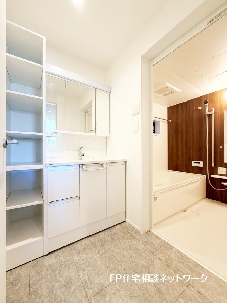 洗面室には収納棚を設置。洗剤・化粧品・ドライヤー類や、毎日使うタオルなどもすっきりと片付きますね。