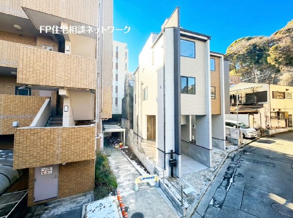 外観:前面は幹線道路から入った通りのため、交通量も少なく静か。公園が点在し、緑も感じられる環境が整います。