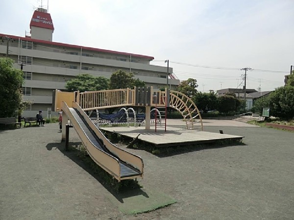 周辺環境:佃野公園(鶴見川沿いの公園。鶴見区恒例の鶴見川花火大会、フリマ等も行われる。運動広場や複合遊具があり楽しめる。)