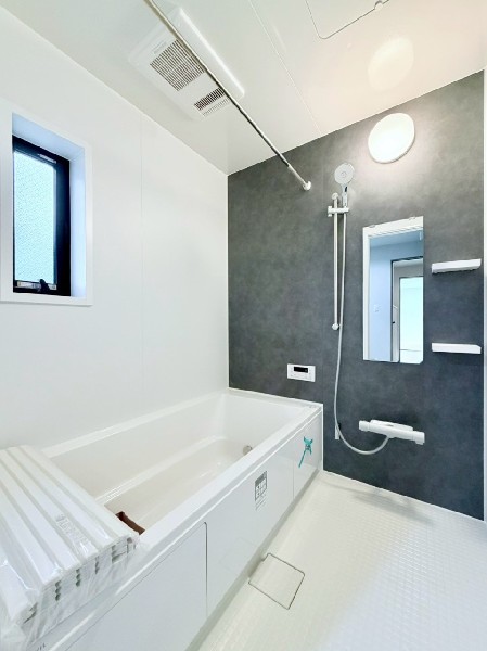 ゆったり入れる1坪タイプの浴室。花粉が気になる季節や雨天時のお洗濯に便利な浴室換気乾燥暖房機付です。