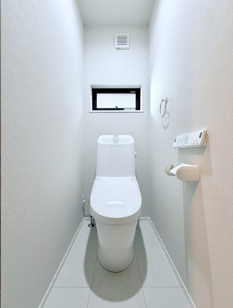 トイレは1階と2階に2カ所あります。朝の忙しい時間も慌てることなく使用できるので助かりますね。