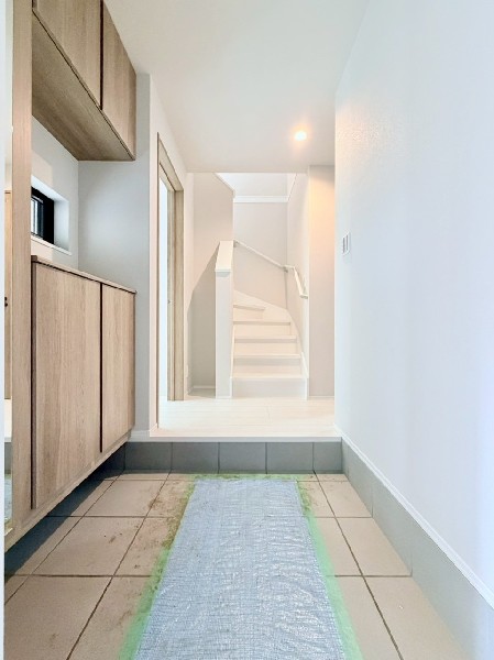 コの字型の玄関収納はカウンターがあるので、写真や絵を飾ったり自分好みのインテリアを楽しめそうですね。