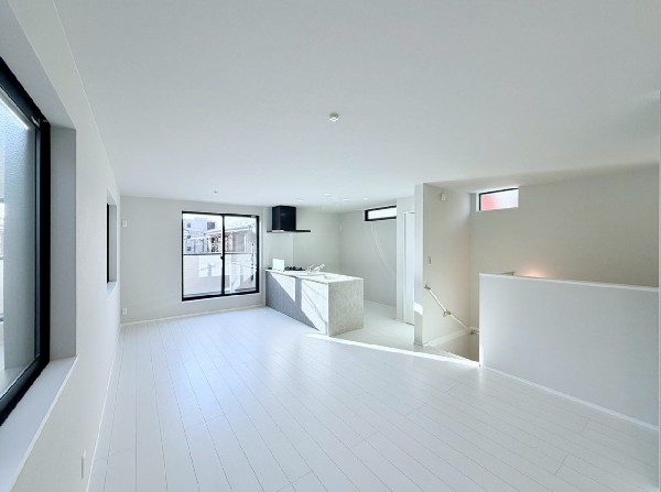 2階リビングは窓が多く日当り良好。人の目を気にせずに寛げます。窓を開ければバルコニーに繋がり開放的。