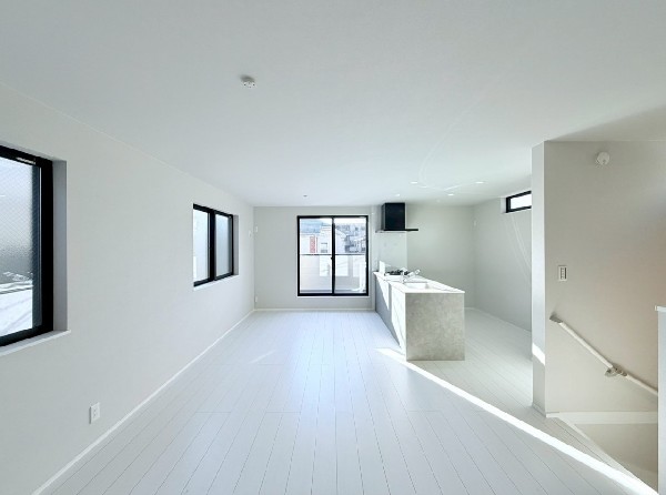 家族だんらんのスペースとなるリビング。3面採光で明るい光がリビングの隅々までしっかりと届きます。