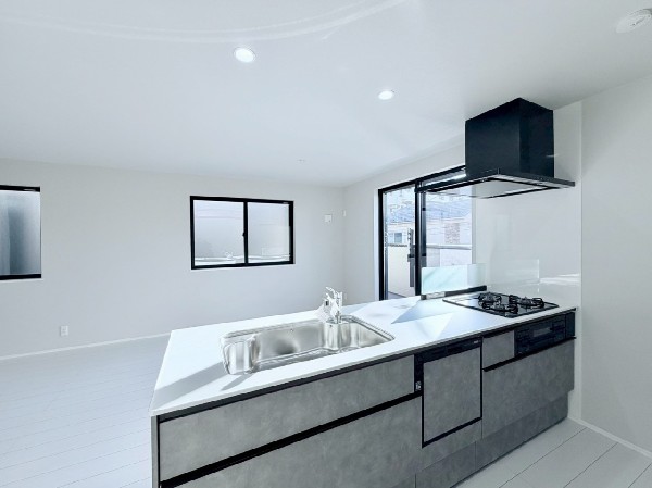 リビングとキッチンの間に壁を設けてないフルオープンタイプの対面キッチン。一体感と広がりを感じます。