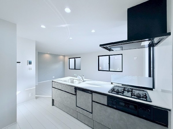 機能性とデザイン性を兼ね備えた嬉しいキッチン。食器洗乾燥機付きなので後片付け楽々。嬉しい浄水器も。