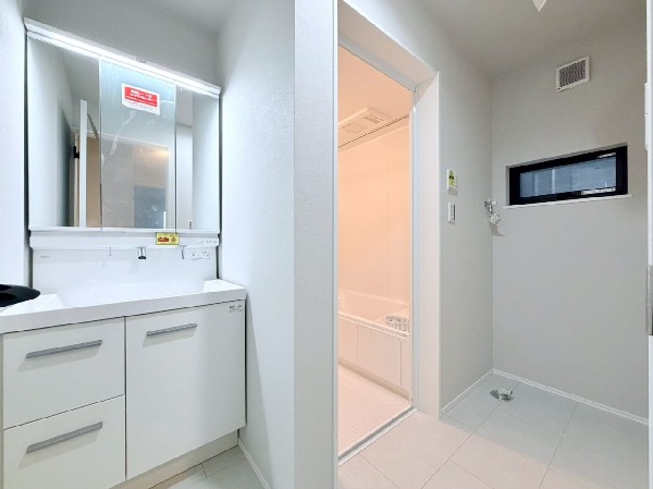 鏡の裏に収納棚を確保した三面鏡を採用。化粧品や歯ブラシなどを機能的に収納し、朝の身支度も快適です。