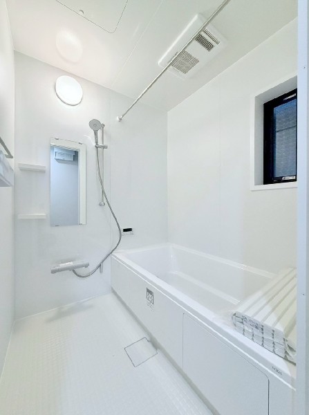 ゆったり入れる1坪タイプの浴室。花粉が気になる季節や雨天時のお洗濯に便利な浴室換気乾燥暖房機付です。