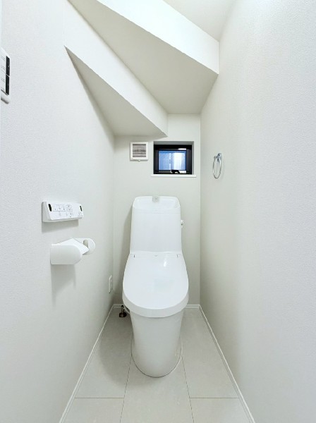 トイレは1階と2階に2カ所あります。朝の忙しい時間も慌てることなく使用できるので助かりますね。