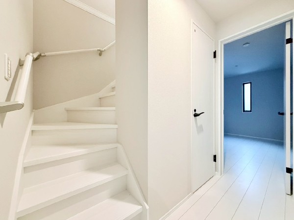 ホール階段を採用。リビングと2階がドアや壁で区切られるため冷暖房効率がよくなり、光熱費の節約にも◎