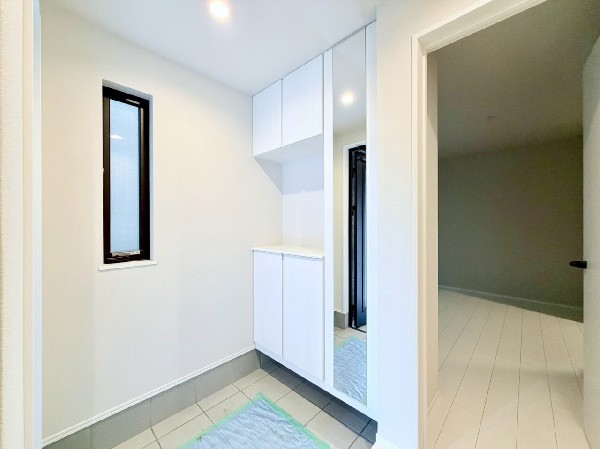 コの字型の玄関収納はカウンターがあるので、写真や絵を飾ったり自分好みのインテリアを楽しめそうですね。