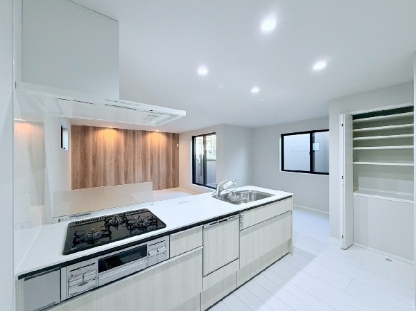 機能性とデザイン性を兼ね備えた嬉しいキッチン。食器洗乾燥機付きなので後片付け楽々。嬉しい浄水器も。