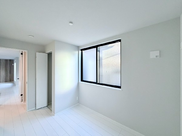 全居室に収納を完備。季節物のお洋服などもしっかりと収納し、居室空間を隅々まで使えるのが嬉しいですね。