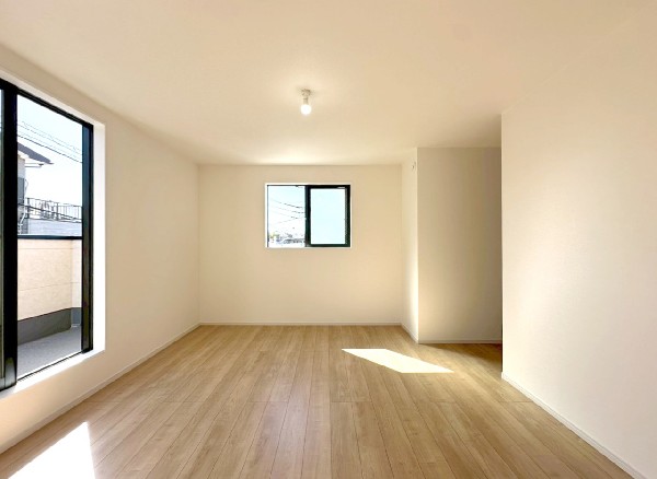 2Fにある主寝室は10.4帖と広々。そのままバルコニーに出られるのでお布団もスムーズに干せそうです。