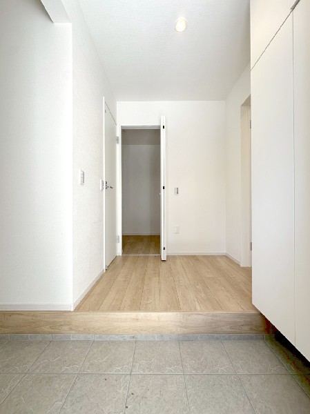 玄関近くには大型のファミリークローゼットがあります。ストック品、掃除用具などもすっきり片付きますね。