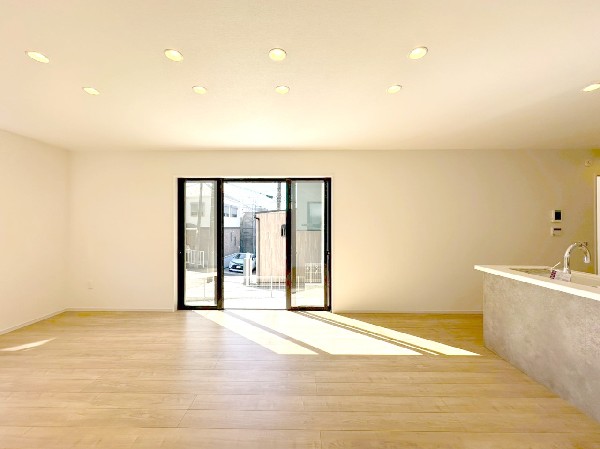 南東に大きく面した掃出し窓から光が降り注ぐ開放的なリビング。自然の恵みが快適で心地の良い空間を演出。