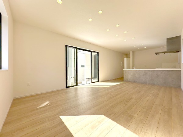 足元から体を温めてくれる床暖房付です。埃が舞いにくく空気もクリーン。家族が自然と集まるリビングに。