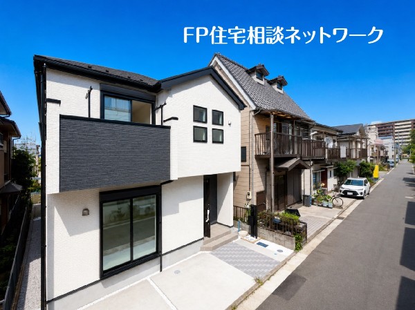外観:JR鶴見線　安善駅まで徒歩3分の便利な立地環境です。前面道路は南東に位置し、日当り良好です。