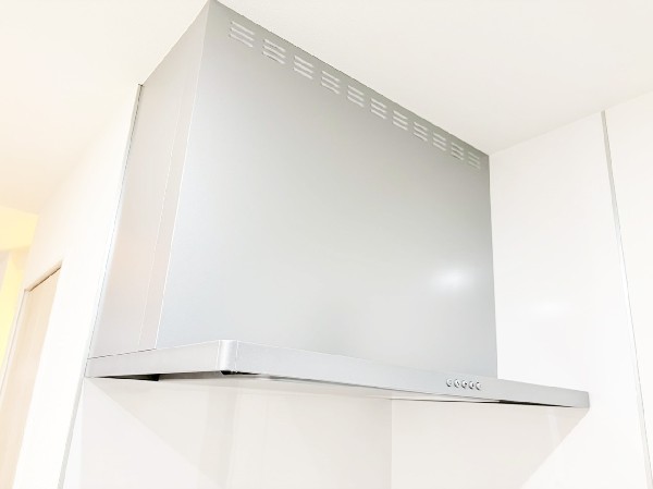 調理中の煙やニオイをしっかり吸い込み、キッチンを快適に保つ高性能レンジフード。