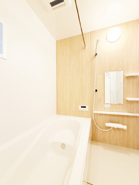 ゆったり入れる１坪タイプの浴室。雨の多い時季のお洗濯に重宝する浴室換気乾燥機付。追炊きオートバス付。