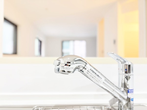 スタイリッシュな、浄水器一体型水栓です。水栓にシャワーホースと浄水器を内蔵し、カルキ臭など軽減。