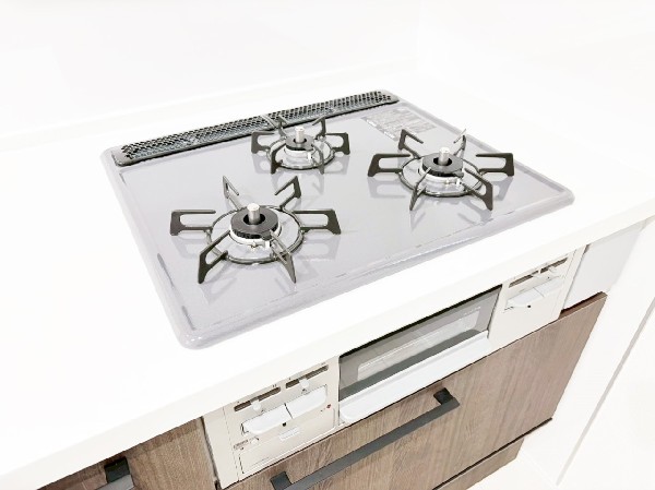 ３口ガスコンロ・魚焼きグリルがついたシステムキッチンで、お料理のレパートリーも増えそうですね。