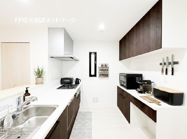 キッチンと一体感あるカラーのカップボードが背面に備え付けされています。調理家電の収納に重宝しますね。