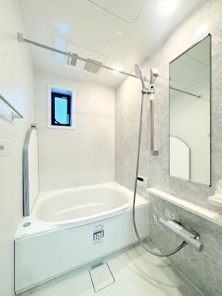 雨の日や湿気、花粉の多い時期など、洗濯物の外干しができない時期に活躍する浴室換気乾燥暖房機付きです。