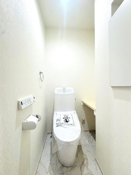 洗浄機能付き便座を標準装備。便座保温機能もあるので寒い季節も安心。カウンター付きなので小物も置けます