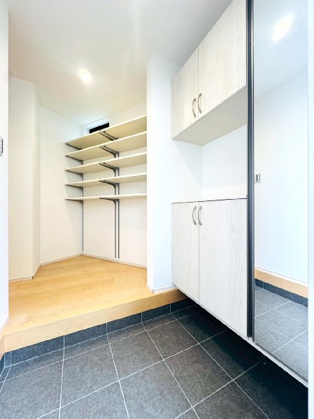 散らかりがちな玄関をスッキリと保てる玄関収納は、家の中に入る時最初に目に付く場所だからこだわりたい。