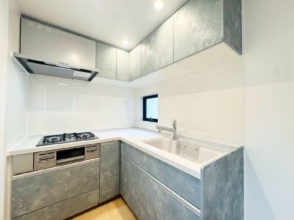 家事動線の良いL型キッチンで毎日のお料理も快適です。お子様と一緒に料理作りも楽しくできそうですね。