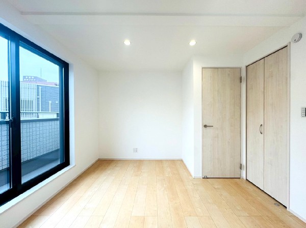 3階にある主寝室。日当たりも良く、バルコニーにそのまま出られるのでお布団もスムーズに干せそうです。